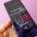 Mano ingresando el PIN en la pantalla de un teléfono Telcel bloqueado. Desbloqueo de un teléfono bloqueado.