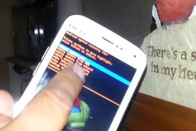 Pantalla del modo de recuperación de Android de Blu Studio 5.0 con opciones para borrar datos, restablecer a valores de fábrica y más. Guía completa.