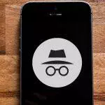 Teléfono inteligente que muestra el icono del modo incógnito