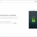 Desbloqueo de pantalla del teléfono mediante computadora. La barra de progreso muestra el proceso de desbloqueo.
