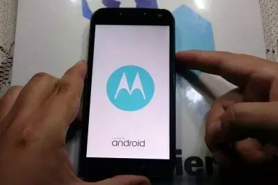 Pantalla de inicio del Motorola G3 con el logotipo de Android. Guía de desbloqueo.