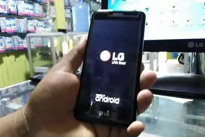 Teléfono LG K8 mostrando la pantalla de inicio de Android. Desbloqueo de IMEI.