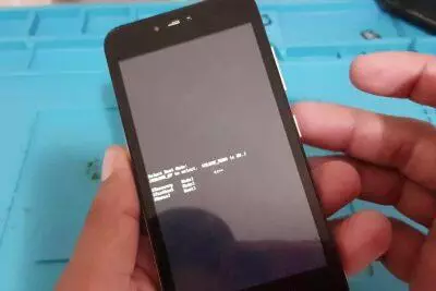 Pantalla del cargador de arranque del Lanix X520 con opciones de recuperación, reinicio y arranque normal. Guía de desbloqueo.