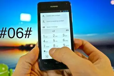 Manos marcando *#06# en un teléfono Huawei para encontrar el IMEI. Desbloqueo del Huawei Y625.