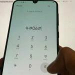 Teléfono inteligente que muestra *#06# para verificar el IMEI para desbloquear el teléfono Cricket.