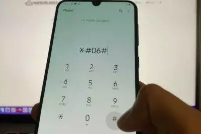 Teléfono inteligente que muestra *#06# para verificar el IMEI para desbloquear el teléfono Cricket.