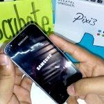 Manos sosteniendo un teléfono Samsung con el logotipo de Samsung. Desbloqueando un Samsung J1.