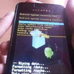 Teléfono Alcatel que muestra opciones de recuperación del sistema Android, incluido el restablecimiento de fábrica.