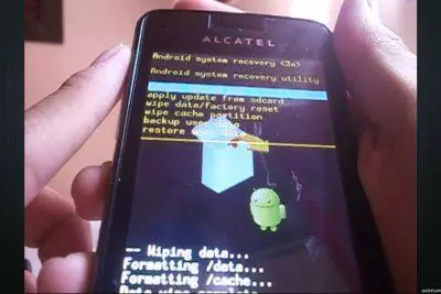 Teléfono Alcatel que muestra opciones de recuperación del sistema Android, incluido el restablecimiento de fábrica.
