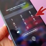 Smartphone que muestra un teclado numérico y un sensor de huellas dactilares; es visible 