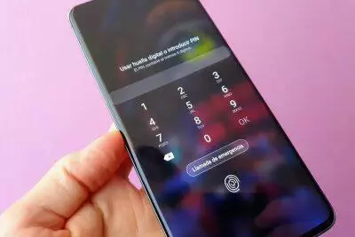 Mano ingresando el PIN en la pantalla de un teléfono Telcel bloqueado. Desbloqueo de un teléfono bloqueado.