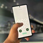 Mano ingresando PIN en la pantalla del teléfono; aparece 