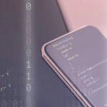 Smartphone con código y dígitos binarios en segundo plano. Guía para eliminar virus.