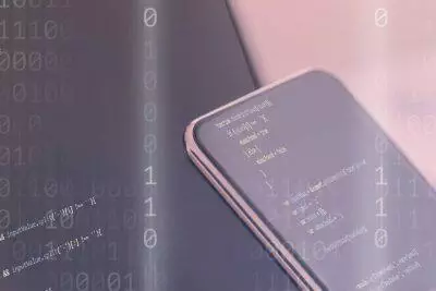 Smartphone con código y dígitos binarios en segundo plano. Guía para eliminar virus.