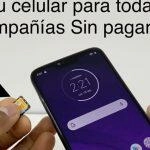Manos insertando la tarjeta SIM en un teléfono T-Mobile desbloqueado. ¡Desbloquea tu teléfono!