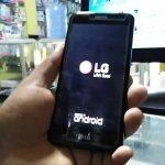 Teléfono LG K8 mostrando la pantalla de inicio de Android. Desbloqueo de IMEI.