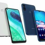 Tres teléfonos Motorola: uno blanco, uno azul y uno azul con pantalla que muestra la hora 11:35.