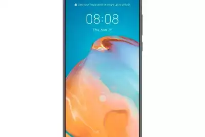 Pantalla de bloqueo del teléfono Zuum que muestra la hora 08:08, opción de desbloqueo con huella digital.