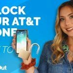 Mujer con un teléfono AT&T desbloqueado y el candado abierto. Desbloquea tu teléfono AT&T.