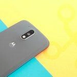 Teléfono inteligente Motorola Moto X4 sobre fondo verde azulado y amarillo
