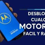 Mano sosteniendo un teléfono Motorola con el logo de Android. Desbloqueando un teléfono Motorola mediante Gmail.