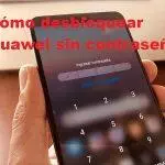 Mano sosteniendo un teléfono Huawei bloqueado, mostrando la pantalla de ingreso de contraseña. Desbloqueo del teléfono Huawei.