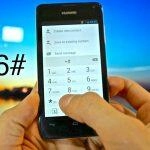 Manos marcando *#06# en un teléfono Huawei para encontrar el IMEI. Desbloqueo del Huawei Y625.