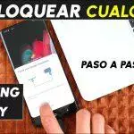 Samsung Galaxy phone displaying a charger connection error message. Guía paso a paso para desbloquear.